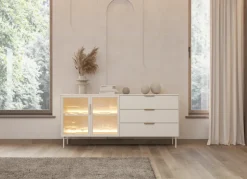 Komoda Lumi 2D3S – kaszmir / złote uchwyty / białe nóżki z oświetleniem LED i hartowanym szkłem
