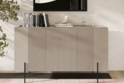 MALMI Komoda 150 3D - cashmere / crema bianca / czarne nogi