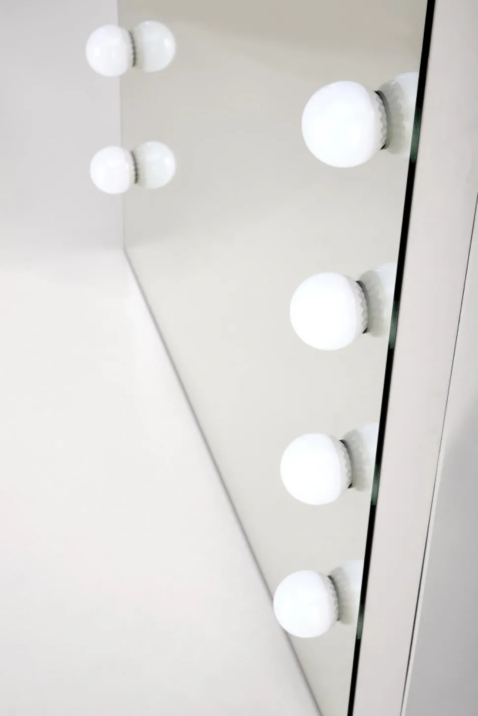 PEARL lustro stojące z oświetleniem LED (1p=1szt)1 sztuka